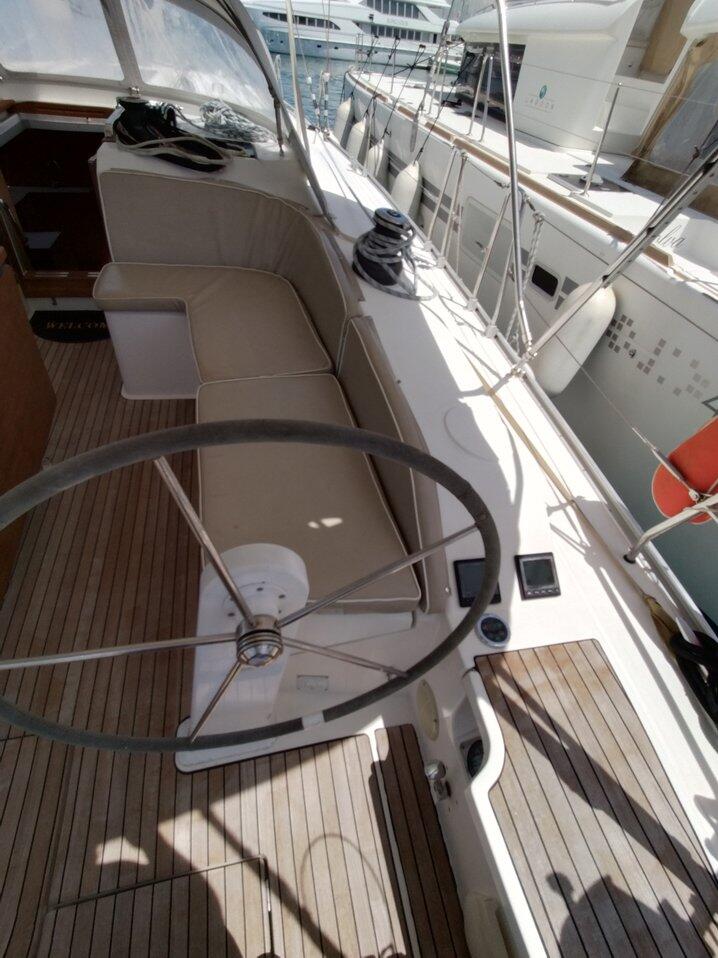 Sailing yacht 