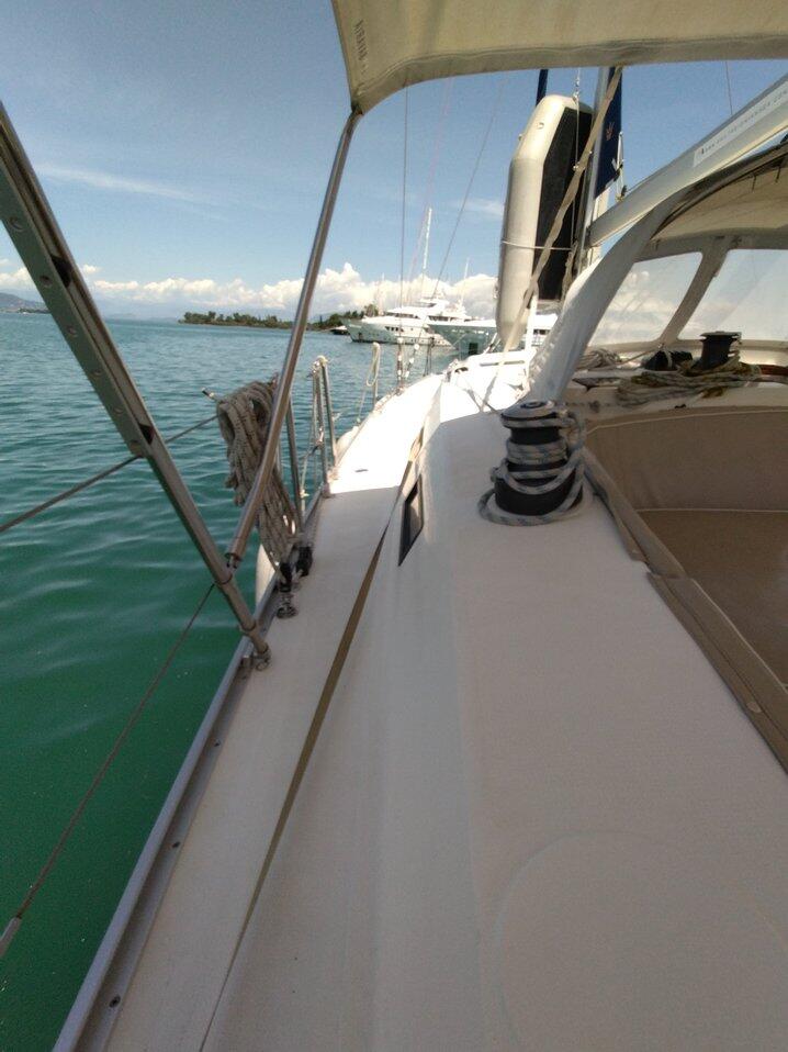 Sailing yacht 
