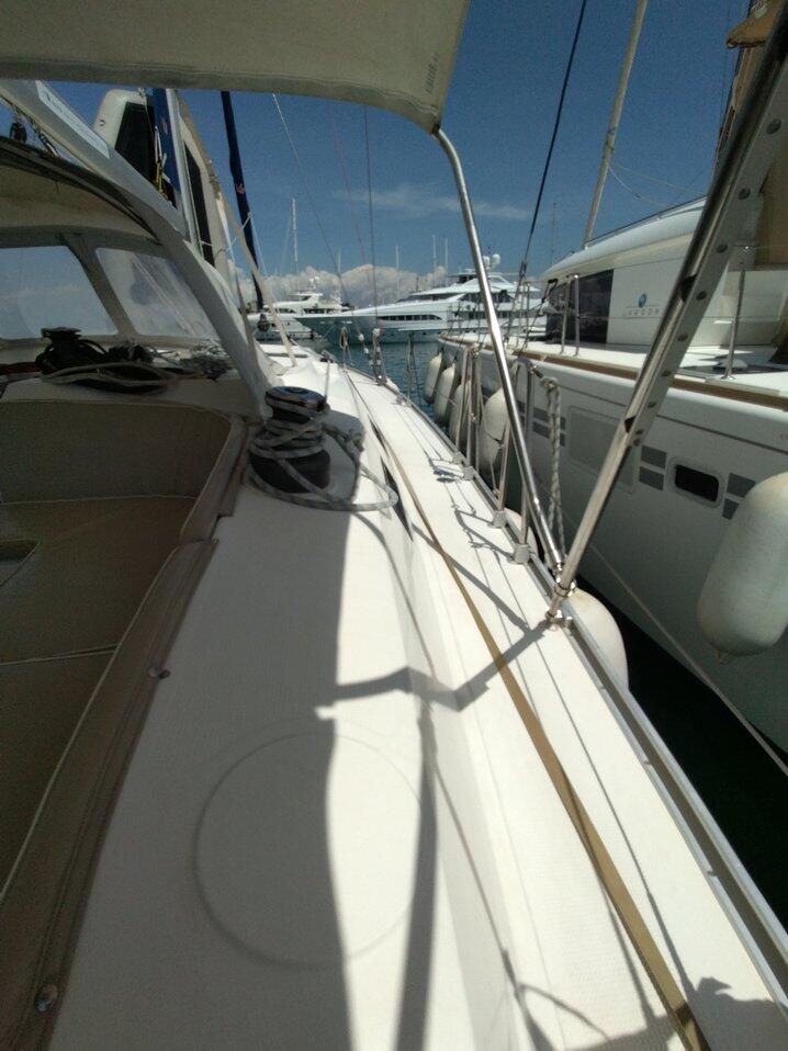 Sailing yacht 