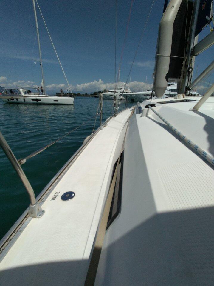 Sailing yacht 