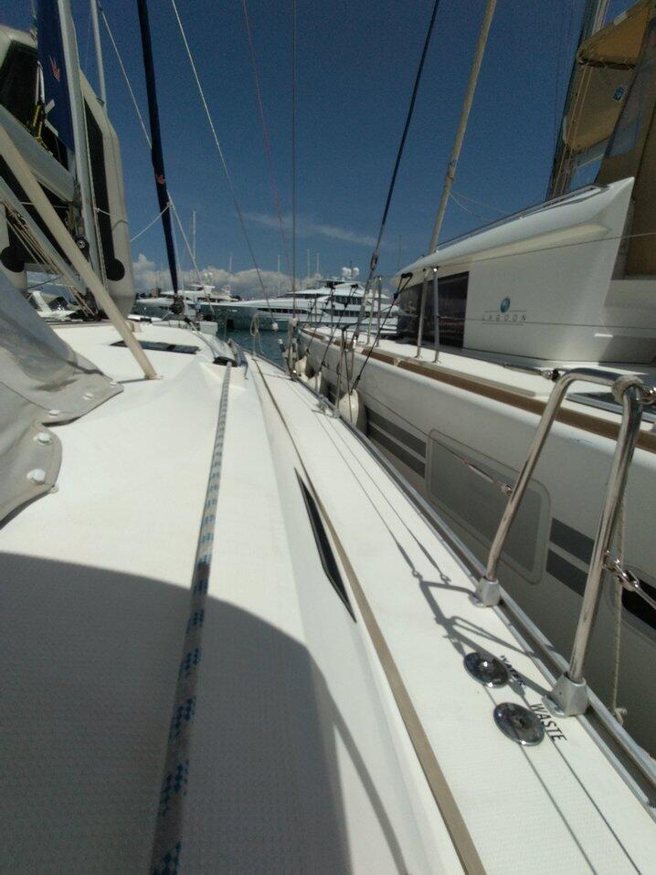 Sailing yacht 