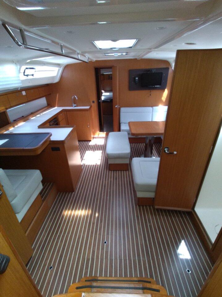 Sailing yacht 
