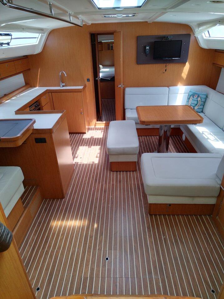 Sailing yacht 