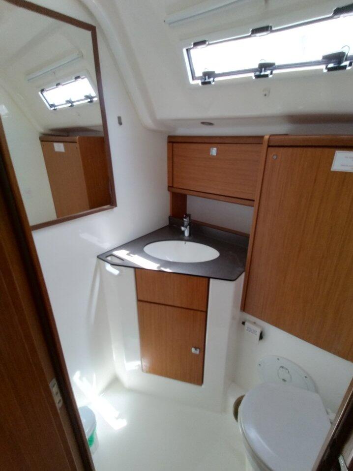 Sailing yacht 