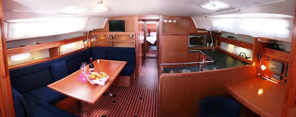 Sailing yacht 