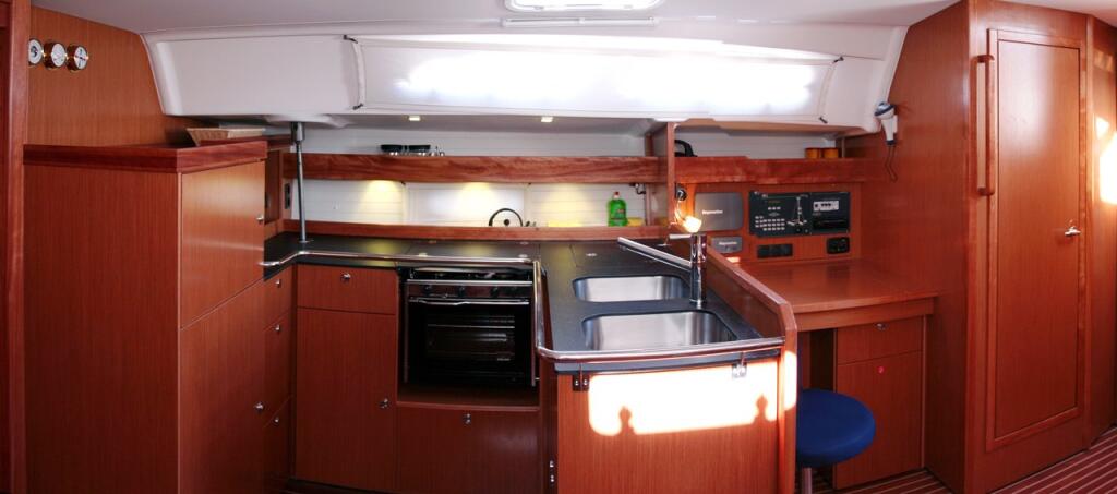 Sailing yacht 