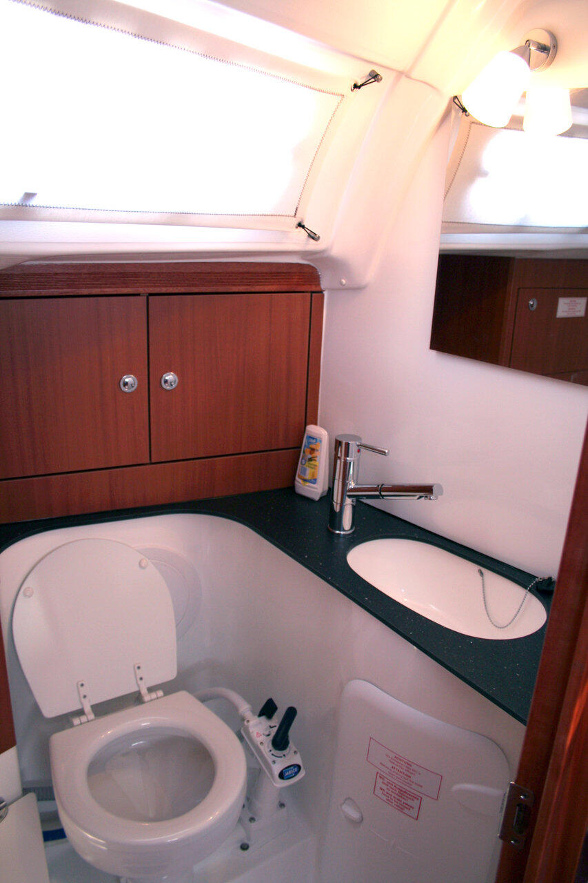 Sailing yacht 