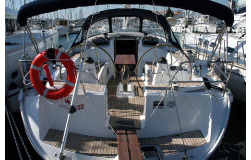 Sailing yacht 
