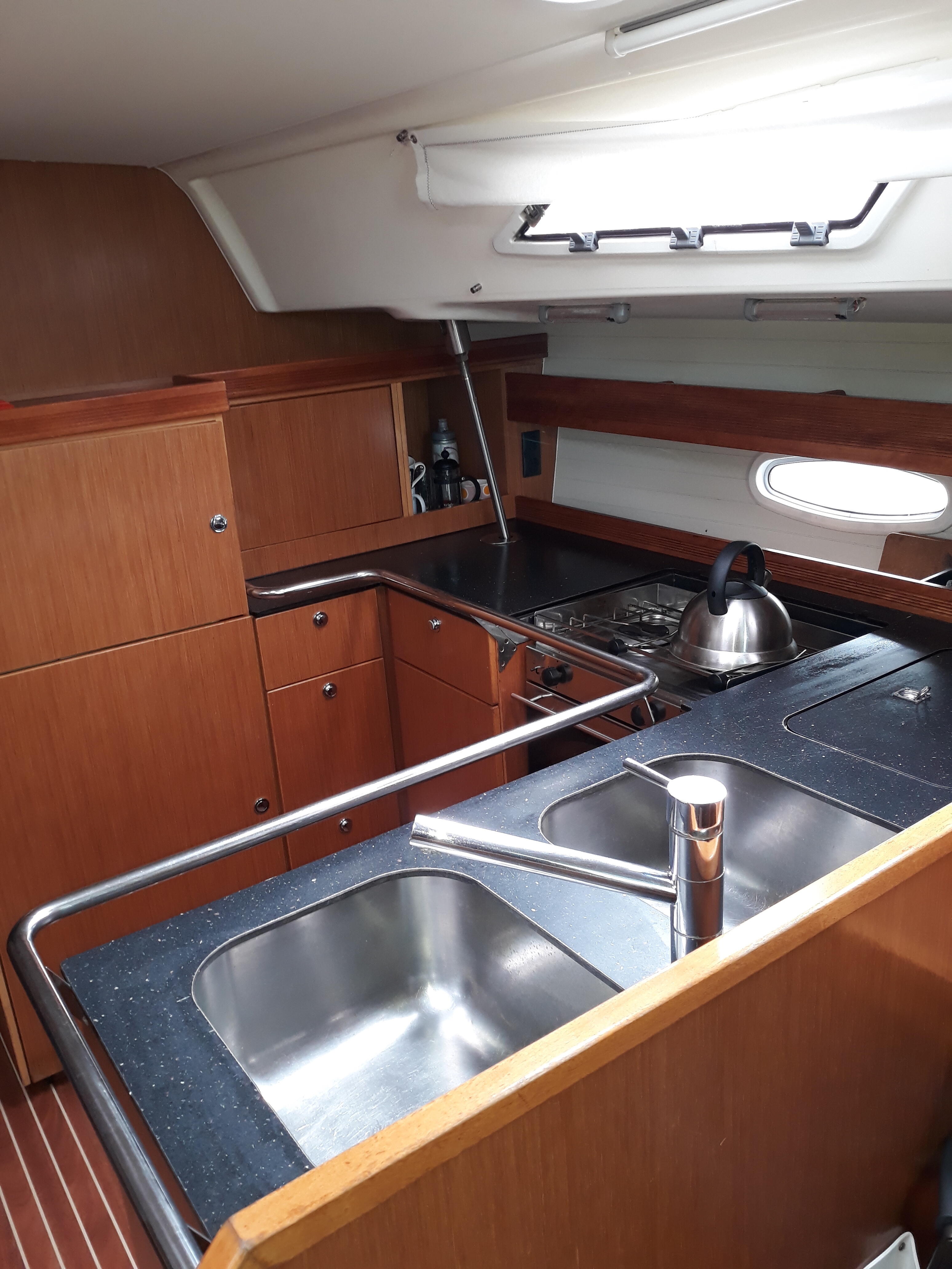 Sailing yacht 