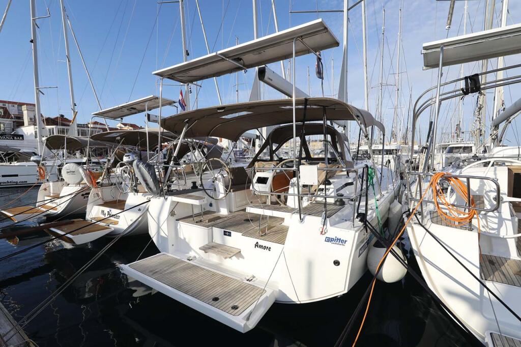 Sailing yacht 