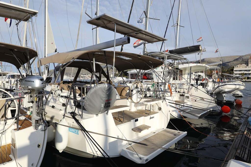 Sailing yacht 