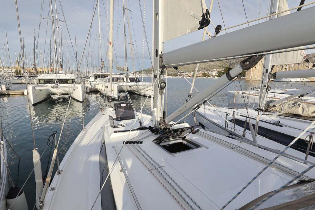 Sailing yacht 