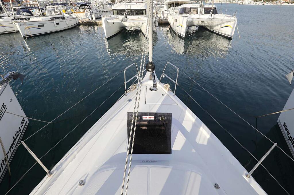 Sailing yacht 