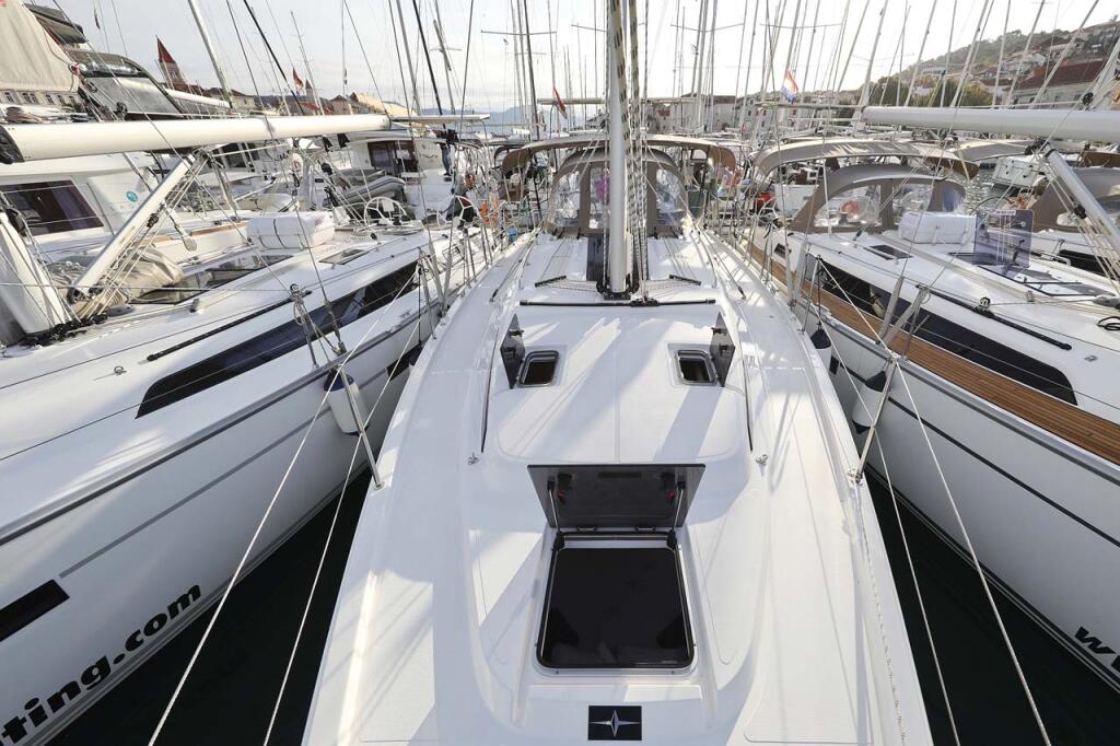 Sailing yacht 