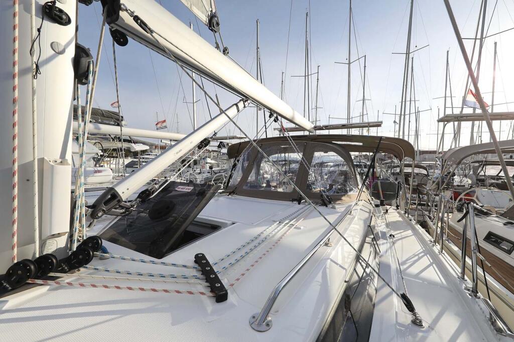 Sailing yacht 