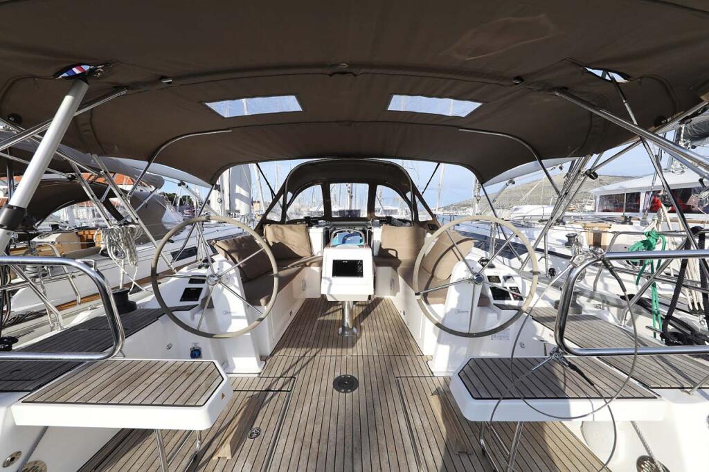 Sailing yacht 