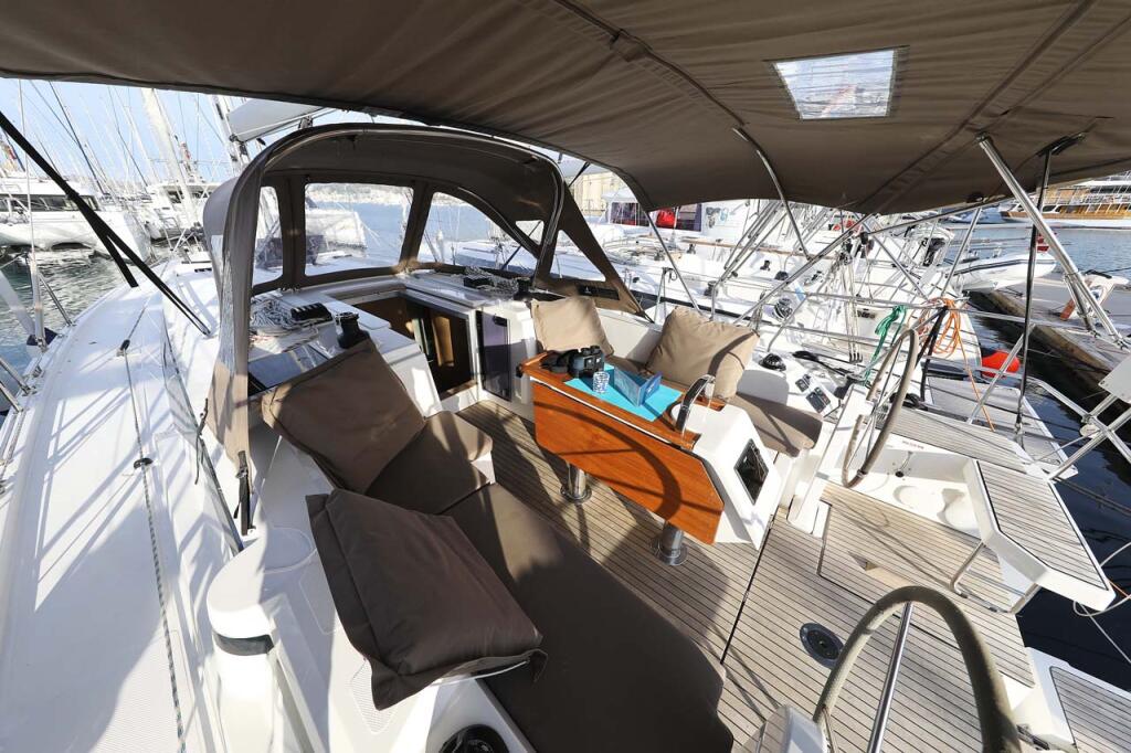 Sailing yacht 