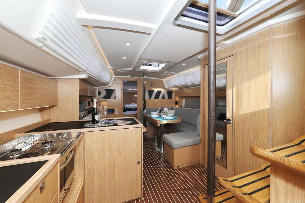 Sailing yacht 