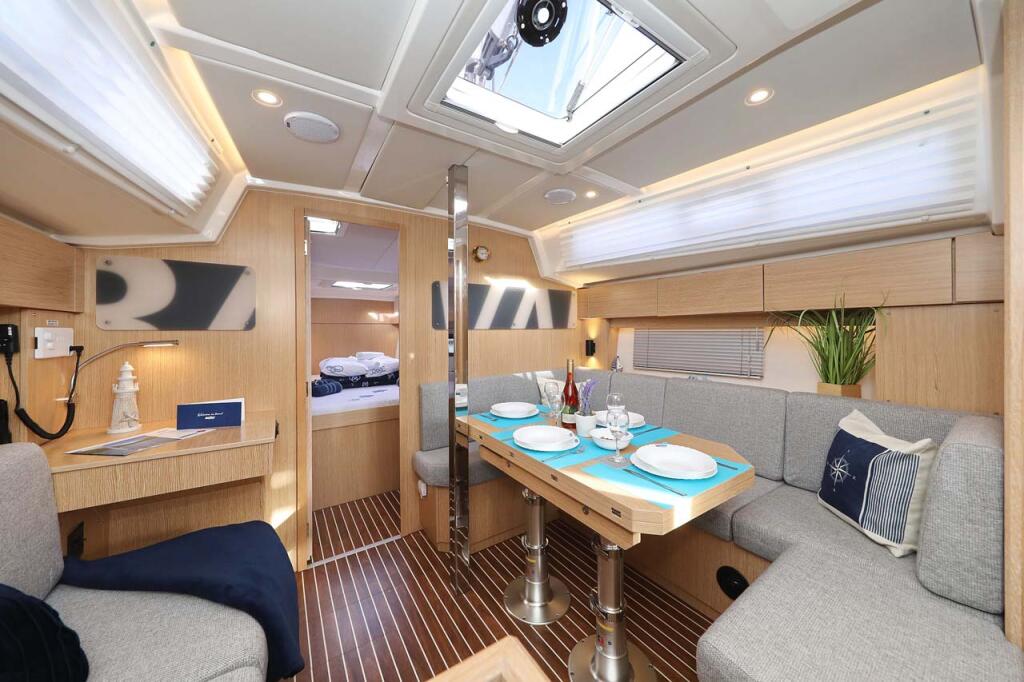 Sailing yacht 