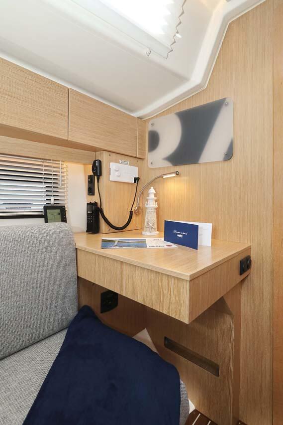 Sailing yacht 