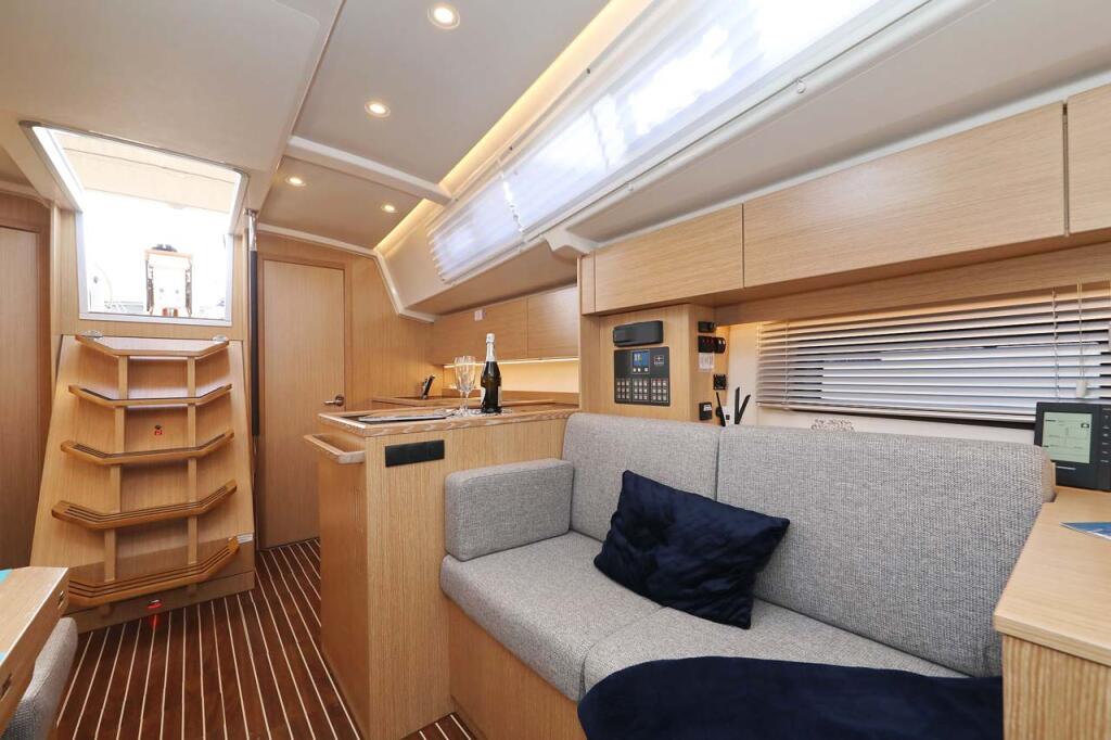 Sailing yacht 