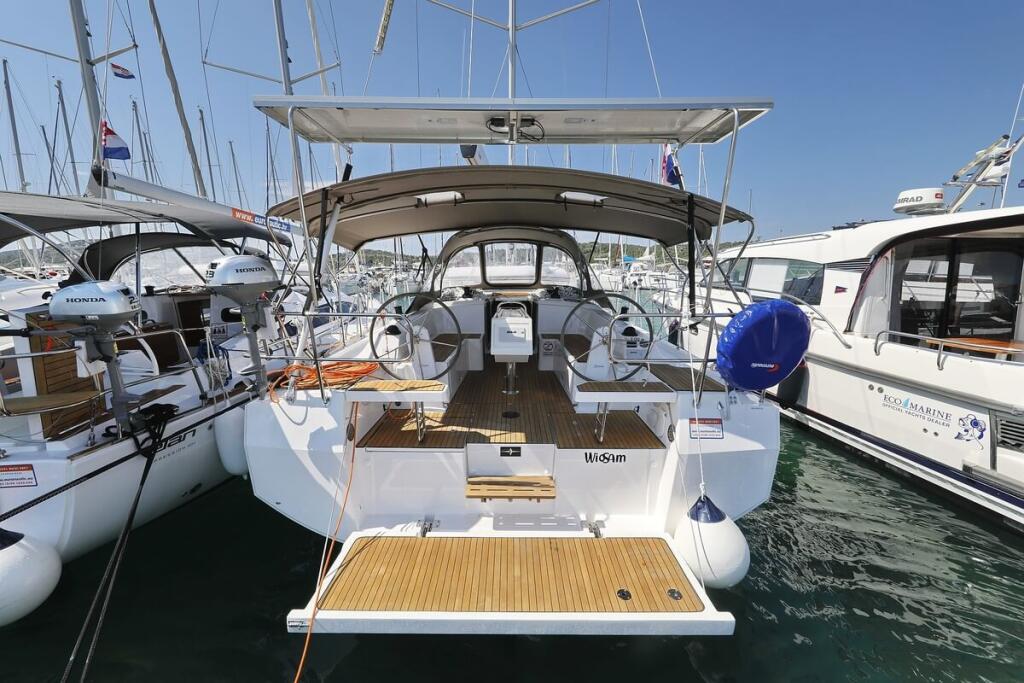 Sailing yacht 