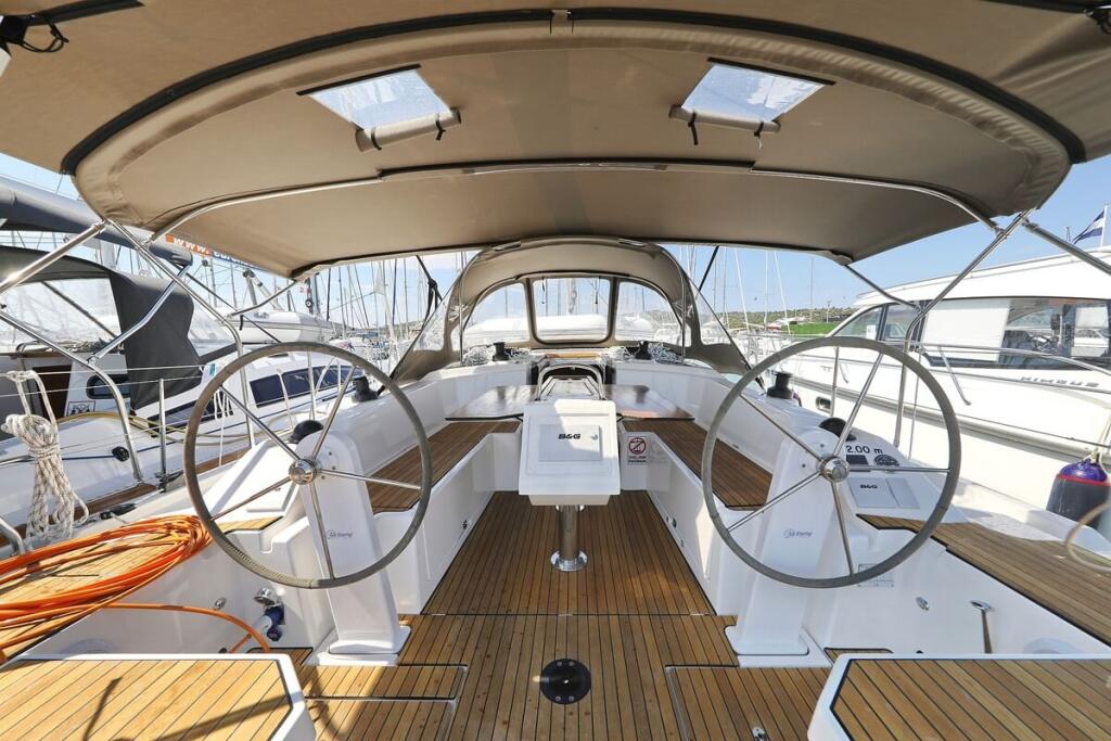 Sailing yacht 