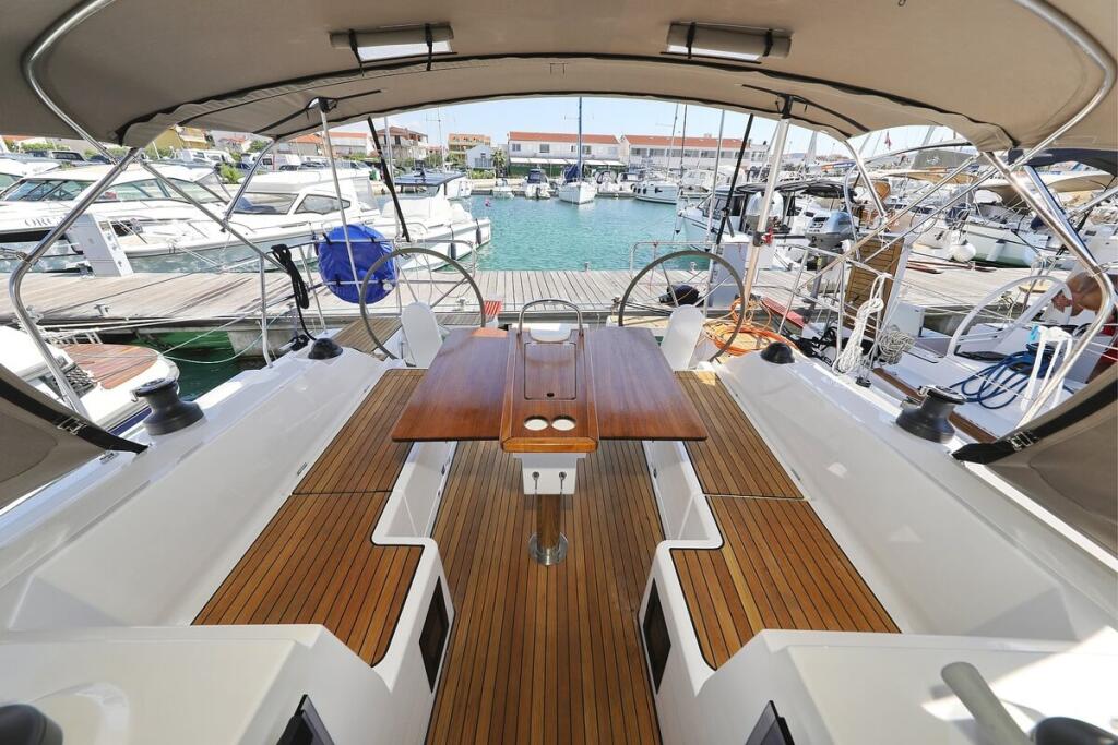 Sailing yacht 