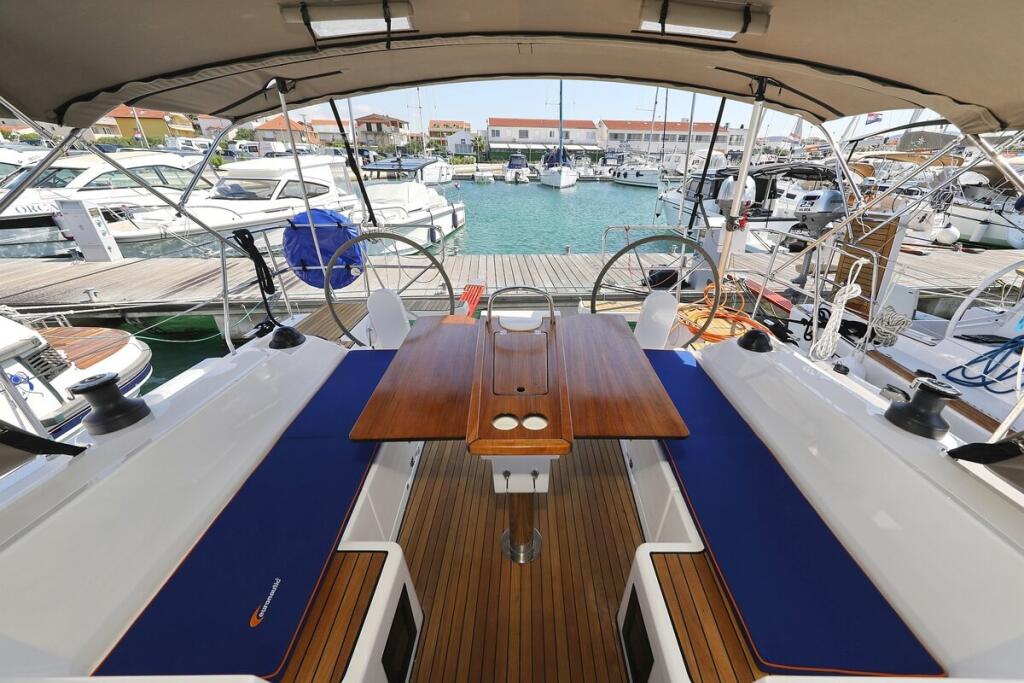 Sailing yacht 