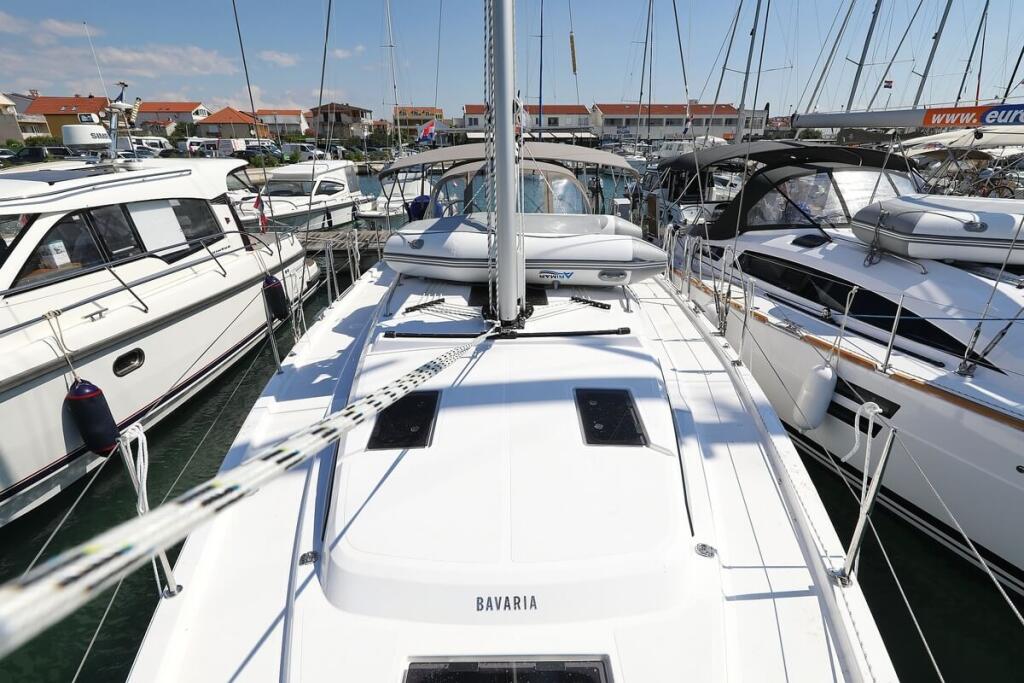 Sailing yacht 