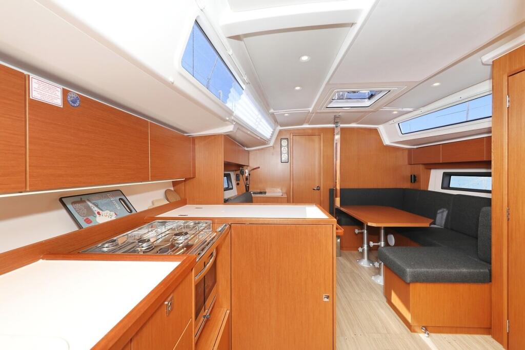 Sailing yacht 