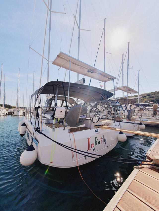 Sailing yacht 