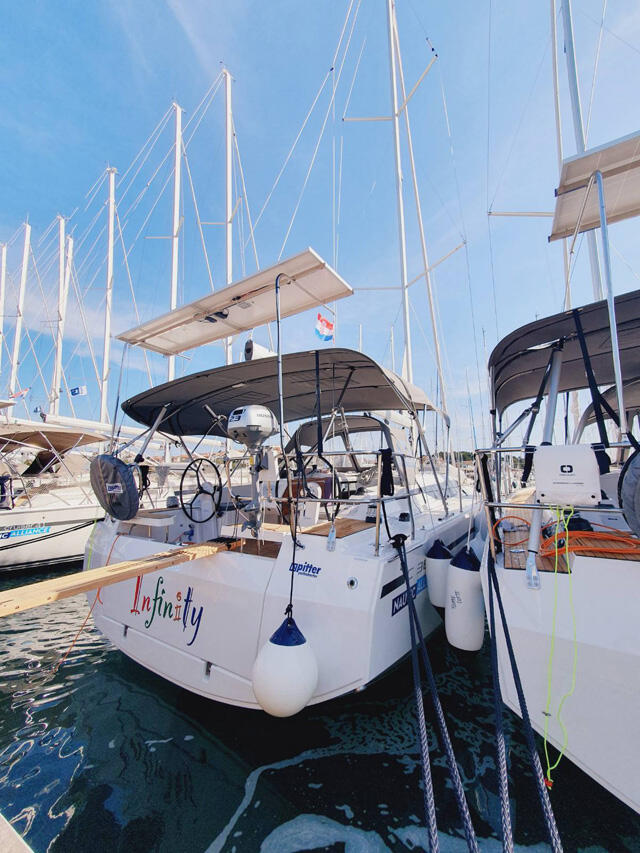 Sailing yacht 