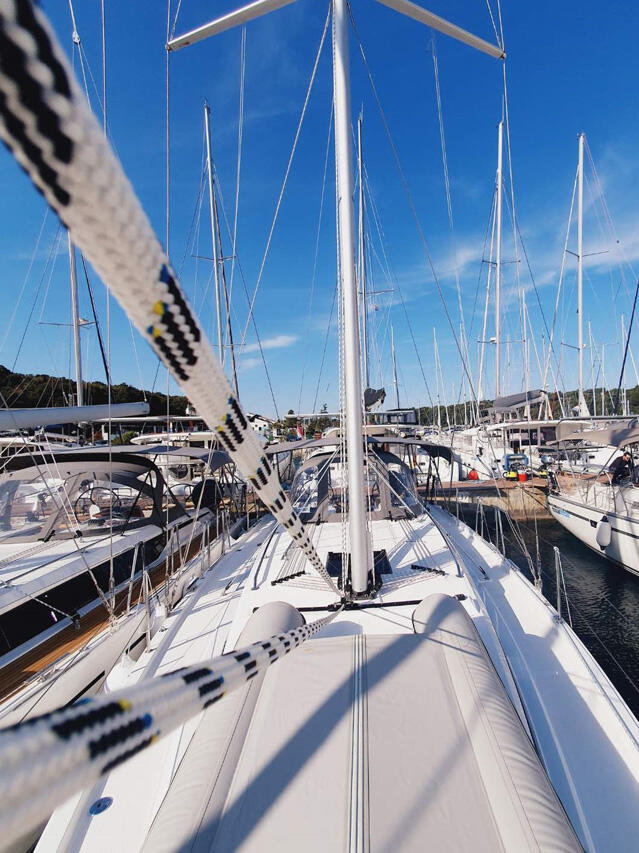 Sailing yacht 