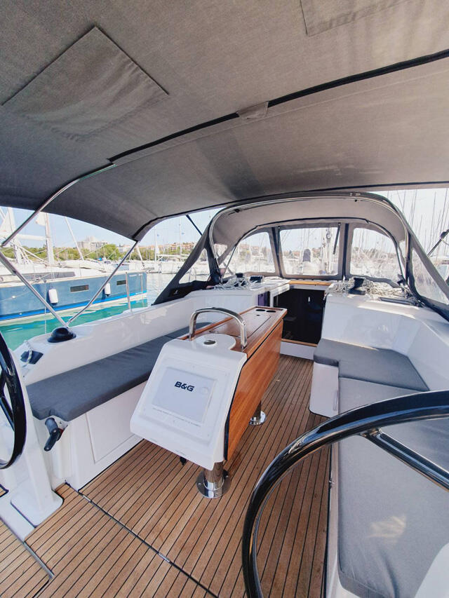 Sailing yacht 