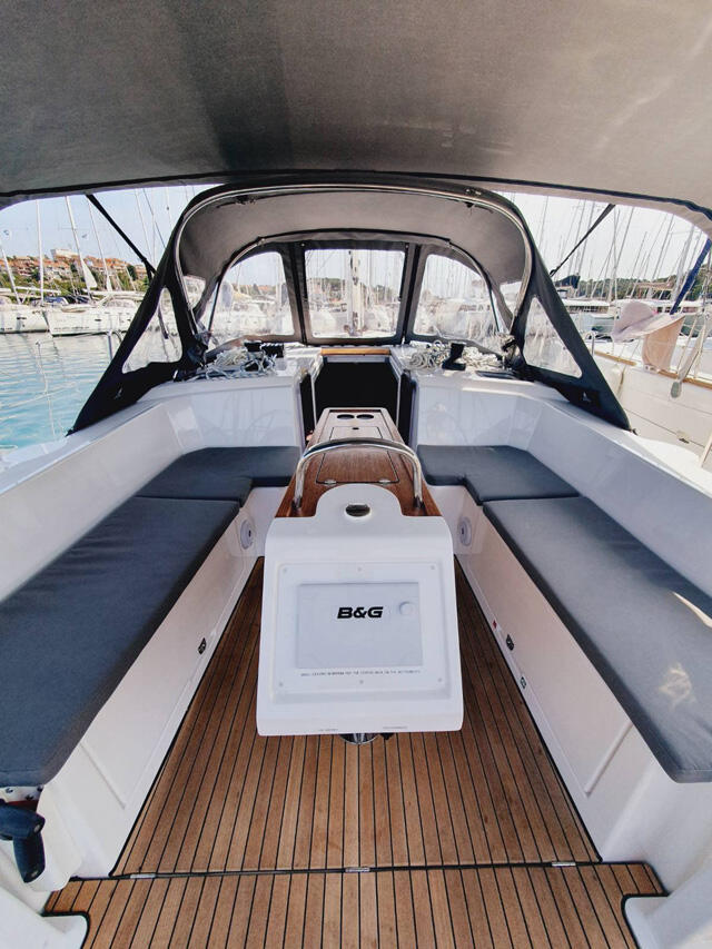 Sailing yacht 