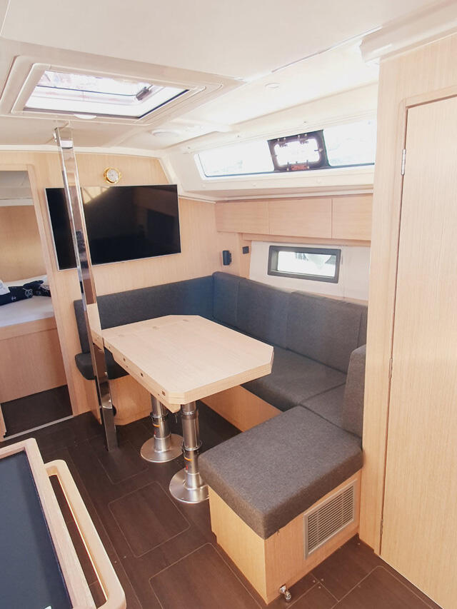 Sailing yacht 