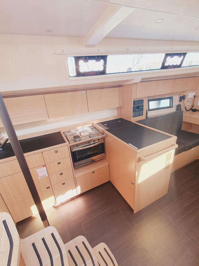 Sailing yacht 