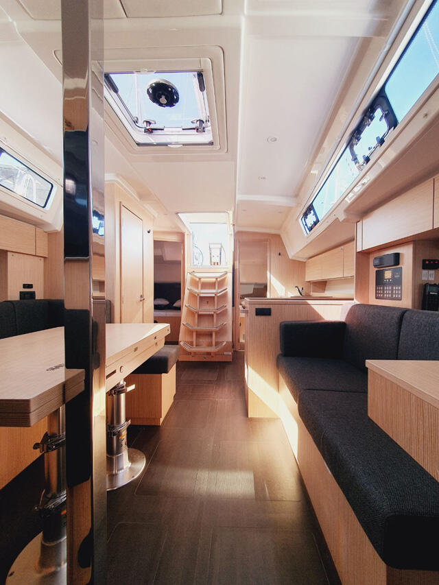 Sailing yacht 