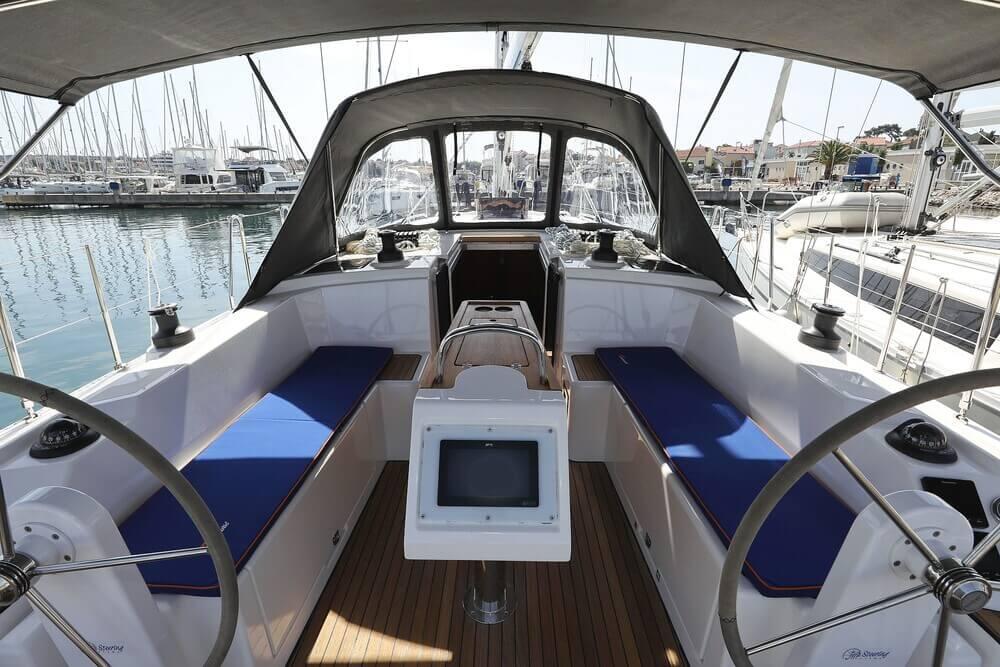 Sailing yacht 