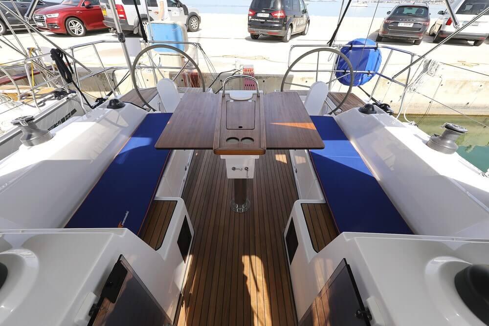 Sailing yacht 