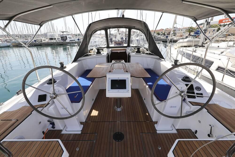 Sailing yacht 