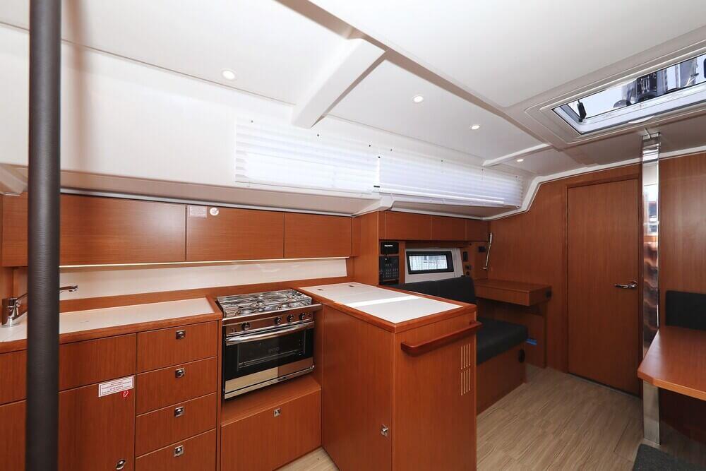 Sailing yacht 