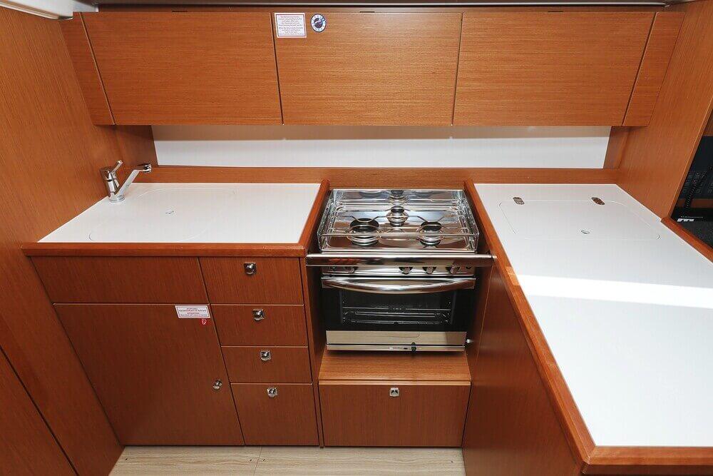 Sailing yacht 
