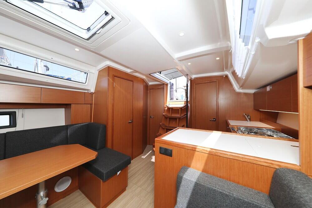 Sailing yacht 