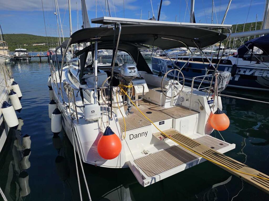 Sailing yacht 