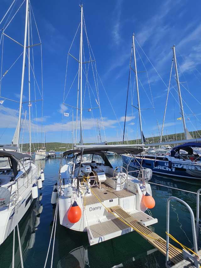 Sailing yacht 