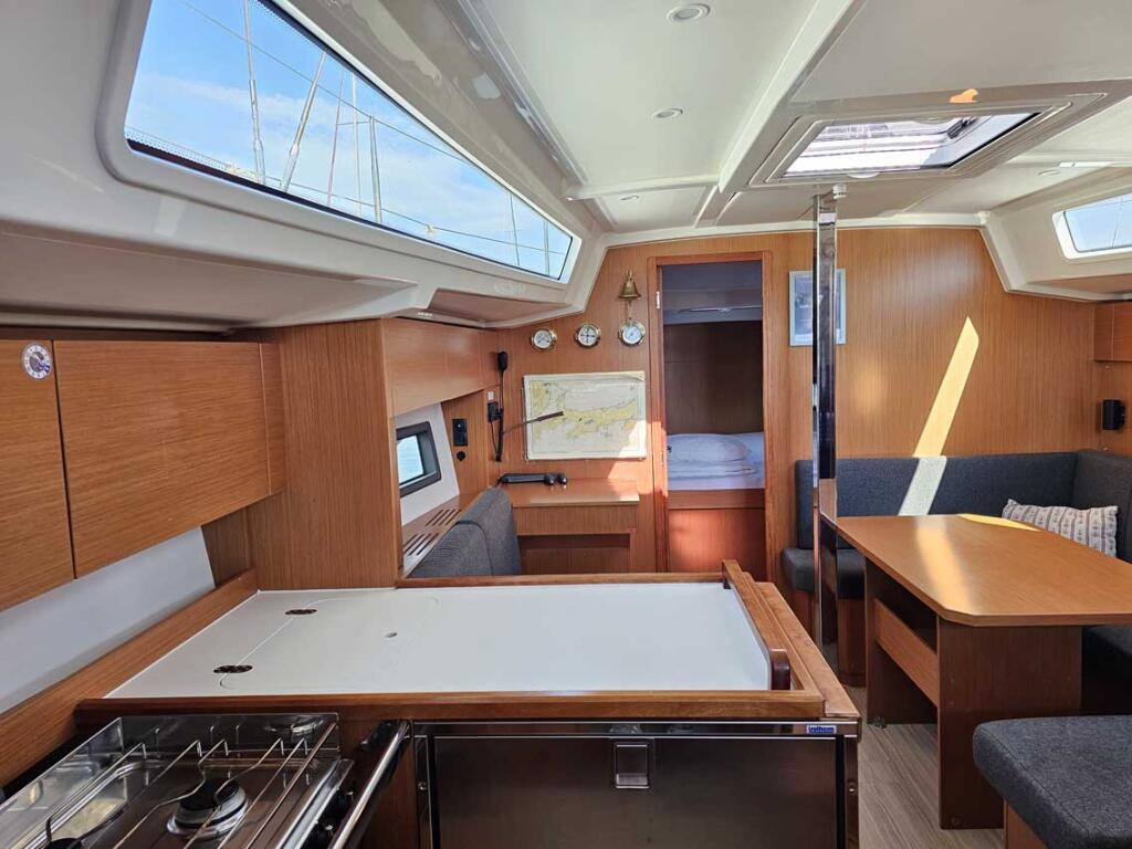 Sailing yacht 