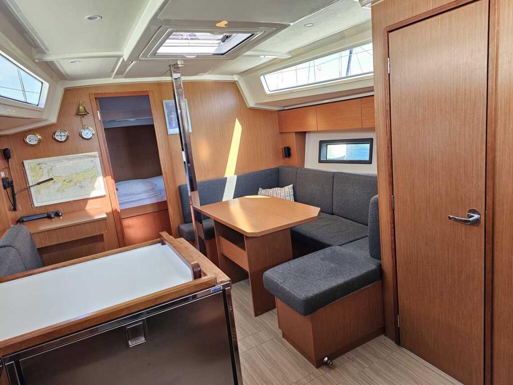 Sailing yacht 