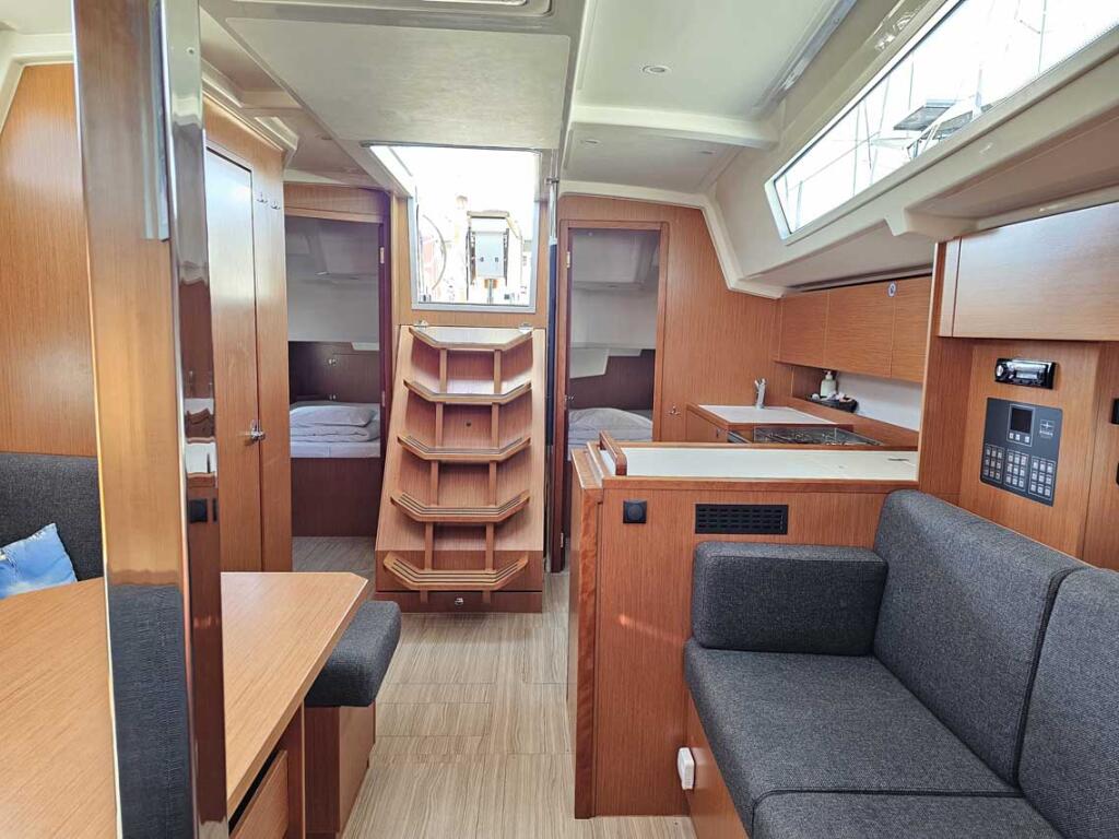 Sailing yacht 